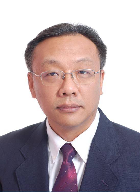 穿着西装的男人 AI 生成的内容可能不正确。