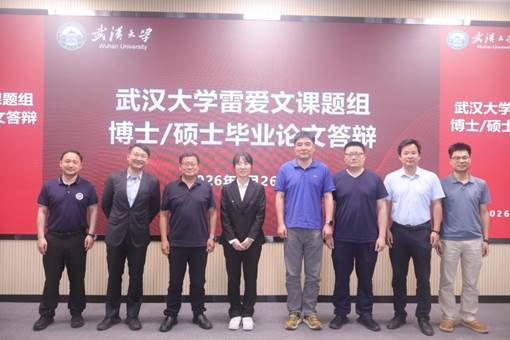 答辩学生与评委合影